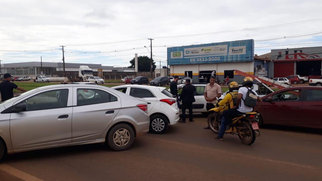 FECHADA: Motoristas bloqueiam BR-364 e cobram redução do ICMS na gasolina