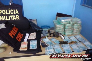 Drogas, arma e dinheiro são apreendidos