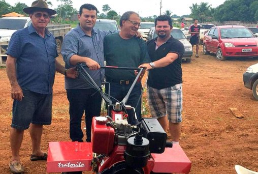 Ezequiel Júnior entrega motocultivador em Vista Alegre do Abunã