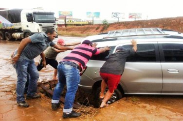 Carro fica preso em buraco no Trevo do Roque