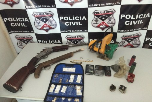 Polícia Civil prende armas e recupera joias furtadas