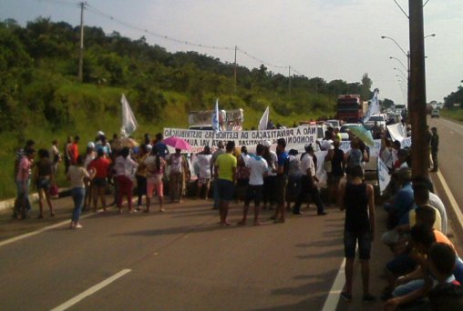 Manifesto contra privatização no setor elétrico bloqueia trecho da 364