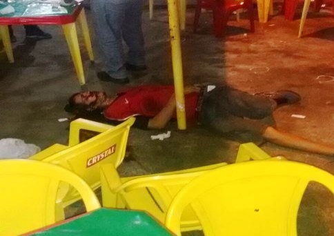 Jovem é executado a tiros em mesa de bar