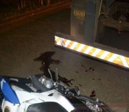 Motociclista morre ao bater na traseira de carreta 