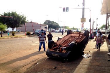 Motorista avança sinal vermelho provoca acidente com capotamento