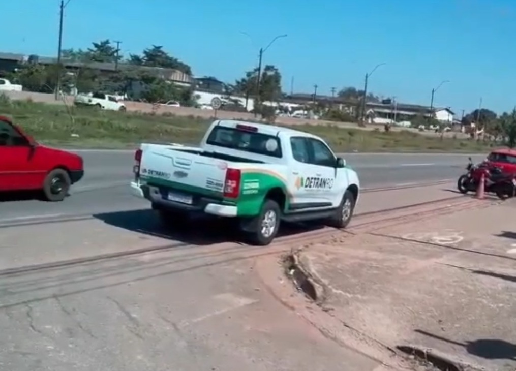 CENAS DA CIDADE: Flagrada viatura do Detran estacionada incorretamente 