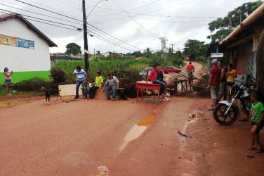 Moradores bloqueiam rua para evitar reintegração de posse