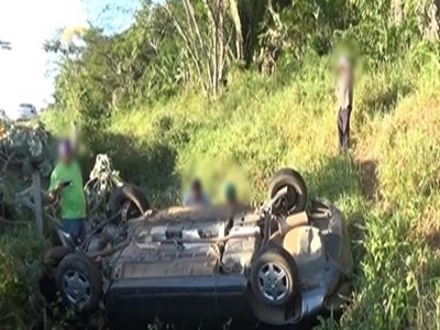 Família fica ferida em capotamento