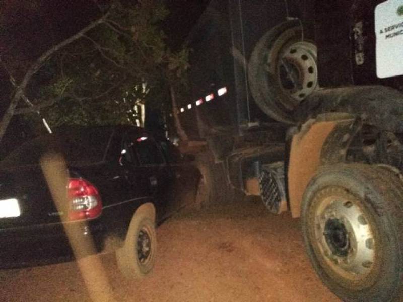 DENÚNCIA: Motorista bêbado invade chácara com caminhão da prefeitura