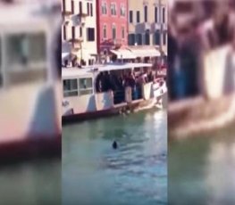 Refugiado africano se afoga em Veneza e turistas zombam