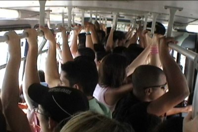 VEM PRA RUA – Ônibus de linha mantém atividade normal durante manifestação