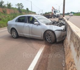 GRAVE: Motorista foge após colidir em mureta e derrubar poste na BR-364