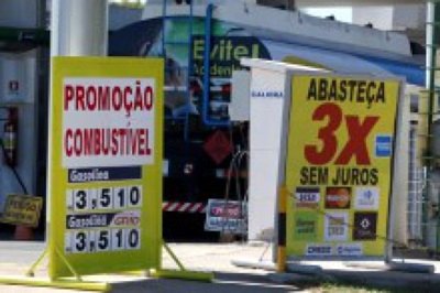 CRISE - Posto vende gasolina parcelada em até três vezes no cartão 