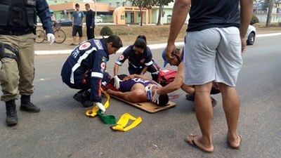 IMPRUDÊNCIA - Motociclista avança cruzamento e bate violentamente em carro
