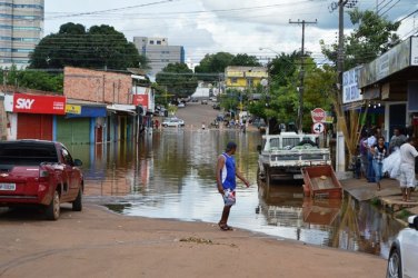 CHEIA - Complexo popular é invadido pelo rio Madeira na capital 