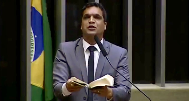 RELIGIÃO: Com a bíblia na mão, deputado profetiza 