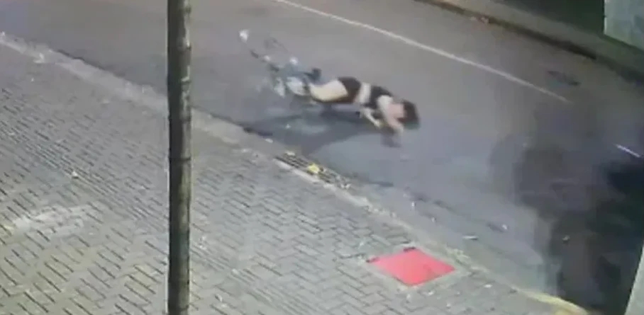DERRUBADA: Mulher fica sem mexer as pernas ao ser jogada de bicicleta por bandido 