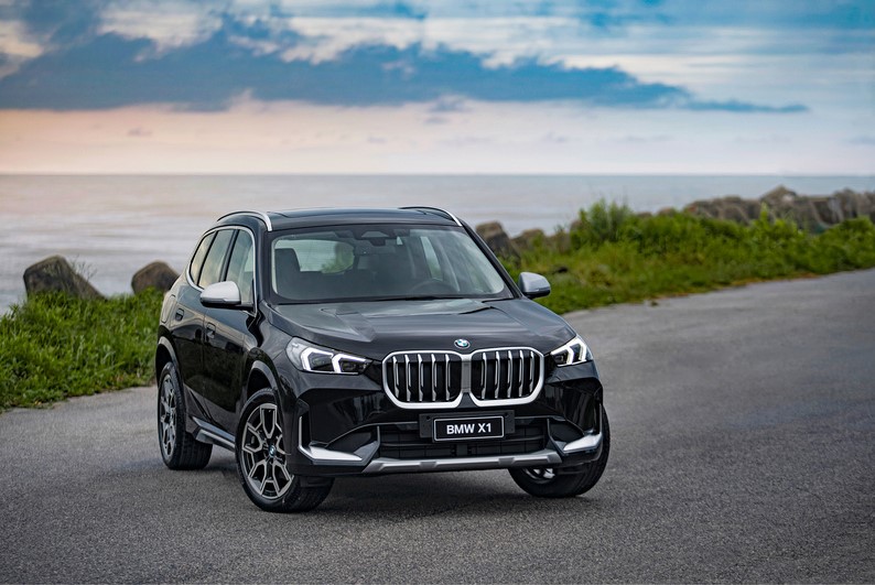 CARRO DE LUXO: BMW celebra liderança premium no mercado brasileiro no primeiro semestre de 2024 com X1 e 320i