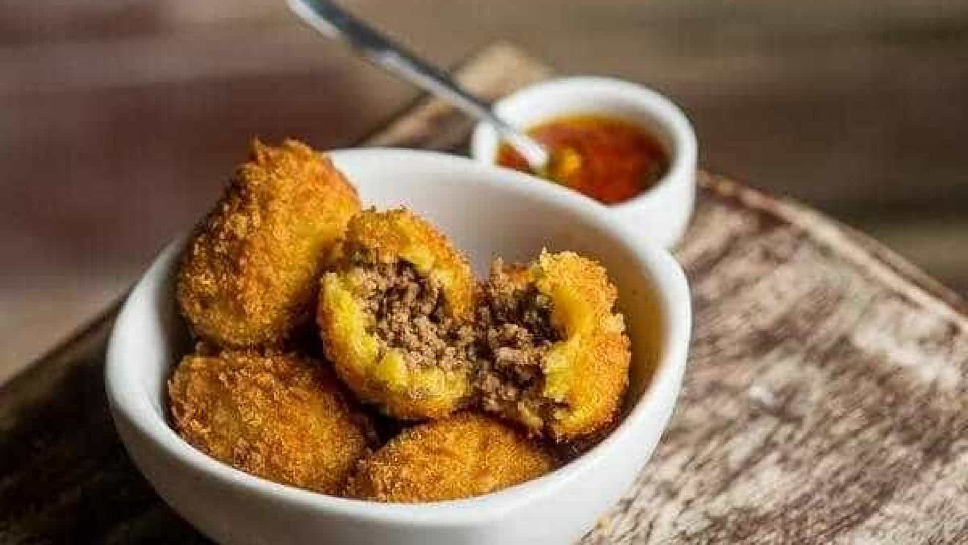 SUCESSO: Aprenda a fazer bolinho de mandioquinha com carne; sucesso na certa