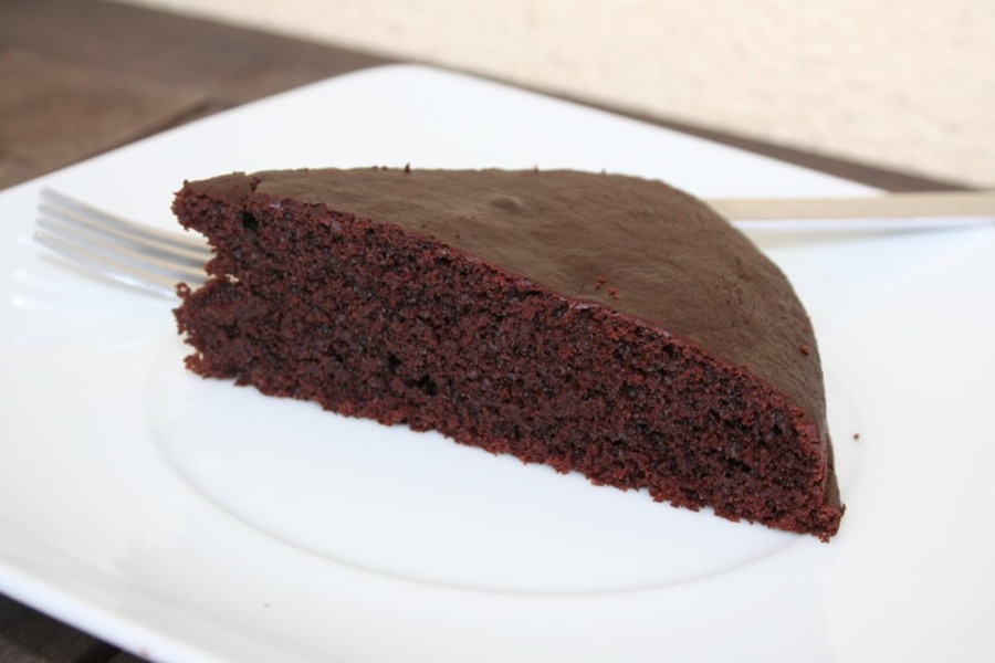 DELÍCIA: Aprenda a fazer bolo de chocolate sem ovos e leite