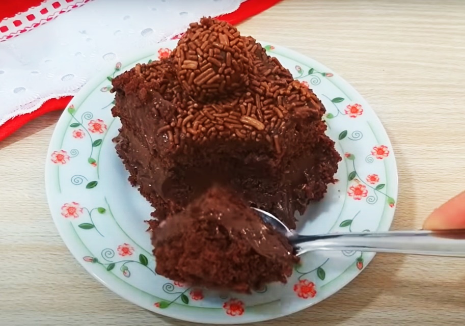 SOBREMESA: Bolo de brigadeiro gelado bem chocolatudo e fácil; assista