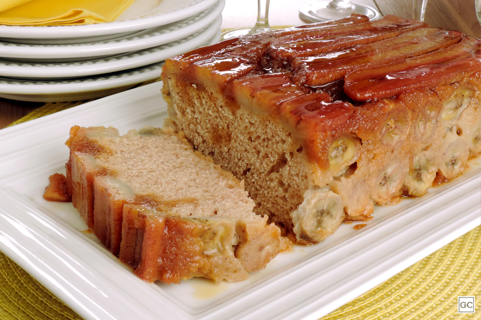 PRÁTICO: Bolo de banana caramelizada é uma boa opção nessa quarentena