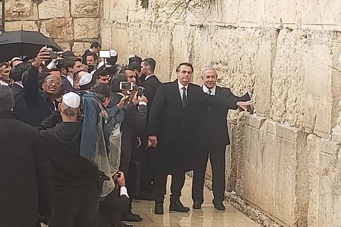 GESTO HISTÓRICO: Bolsonaro visita Muro das Lamentações com Netanyahu em Israel