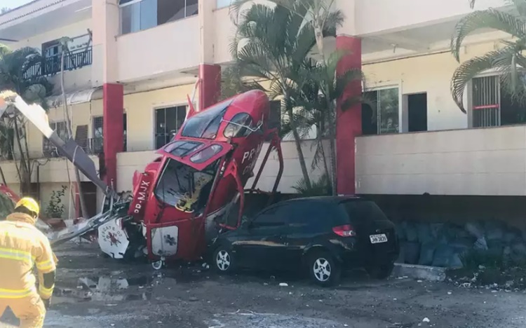 Helicóptero dos Bombeiros cai sobre carro estacionado perto de Unidade de Saúde