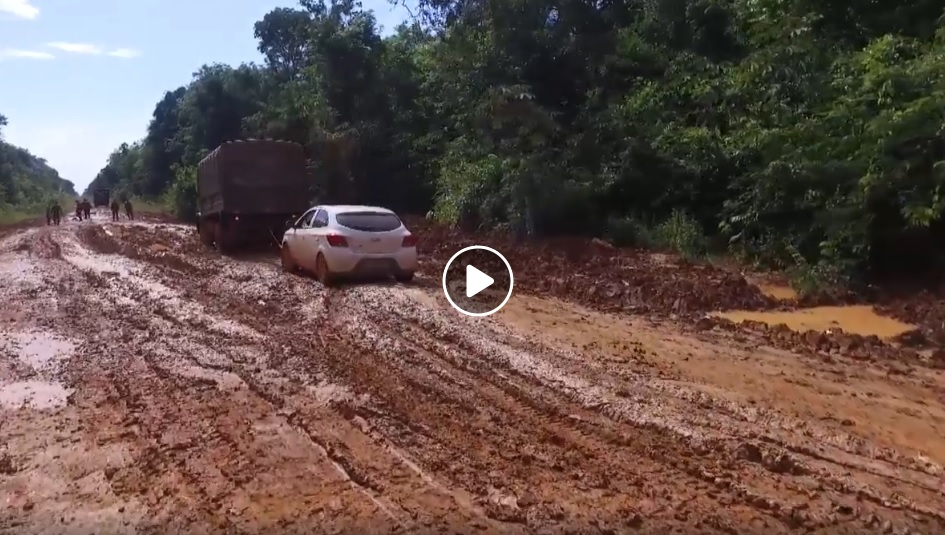 REPORTAGEM ESPECIAL: Muita lama e paciência para conseguir atravessar a BR-319