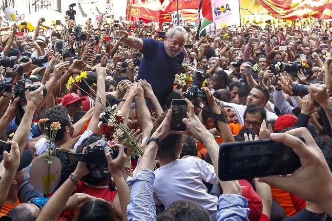 Lula tenta deixar sede de sindicato, mas é impedido por militantes