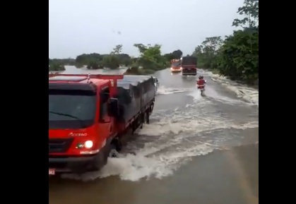 TEMPORAL: Igarapé transborda e BR-364 fica totalmente bloqueada em RO