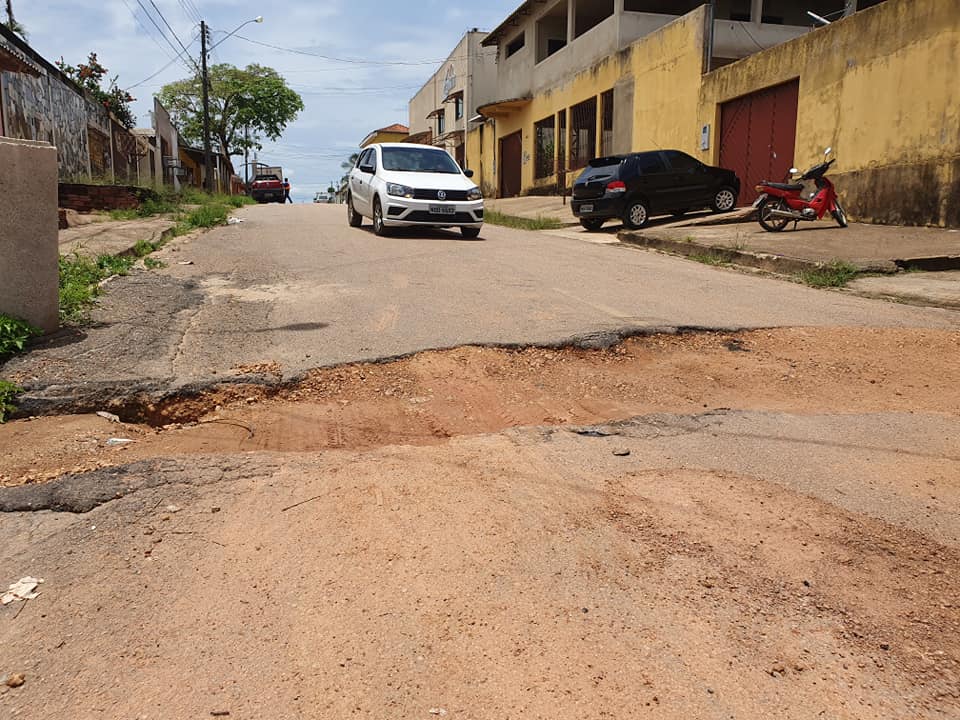 PERIGO: Comunidade acusa prefeitura de deixar buraco que vem causando acidentes na capital