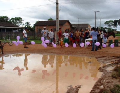 Moradores comemoram aniversário de buraco em Candeias