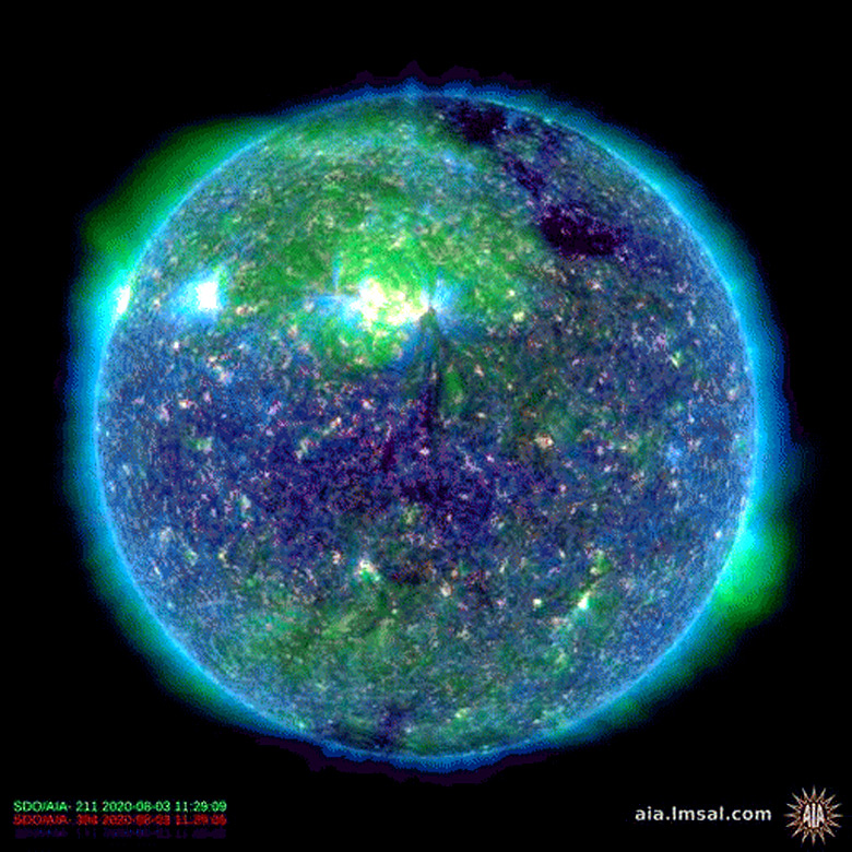 FORTES RAJADAS: Giganstesco Buraco coronal produz vento solar de 600 km/s