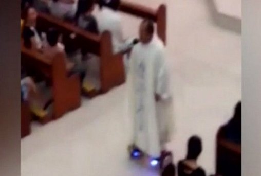 Padre recebe punição após celebrar missa em hoverboard