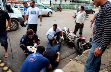 Motociclista avança preferencial e provoca acidente com lesões