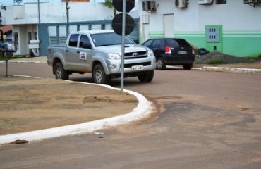 JARU - Veículo oficial estacionado em esquina causa transtorno no trânsito