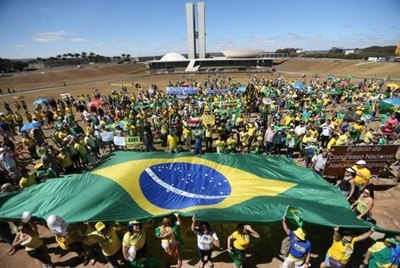 Manifestantes pedem afastamento definitivo de Dilma na Esplanada

