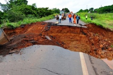 Obra paliativa não resiste e buraco surge novamente na BR-364