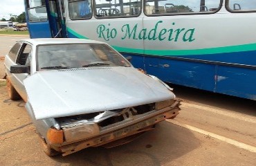 DESCUIDO – Carro entra em rodovia e acaba batido por ônibus coletivo - FOTOS