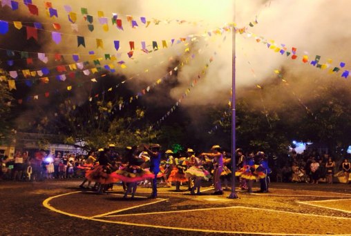 Praça do Teatro Dominguinhos vira arraial com a festa do Forró Pé de Serra