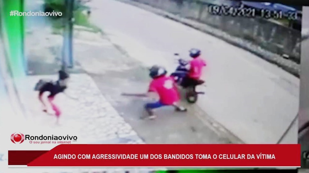 ASSISTA: Vídeo mostra ladrões roubando jovem em parada de ônibus