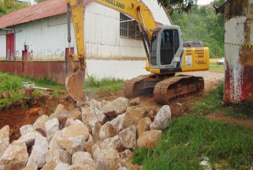 Depois de denúncia, prefeitura intervém em desbarrancamento na EFMM