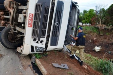 Caminhoneiro morre em grave  acidente na BR 364