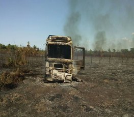 INUSITADO - Caminhão dos Bombeiros pega fogo durante ocorrência (VÍDEO)