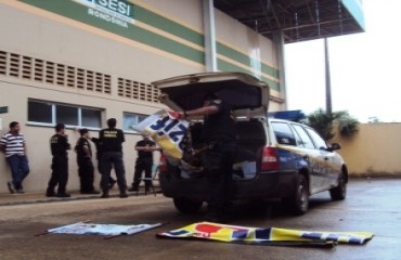 Polícia Militar apreende banners e panfletos em residência na frente de escola na zona Sul da capital - Fotos