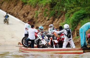 BOLPEBRA - Travessia de rio em pequeno barco complica primeiro dia dos pilotos - VEJA FOTOS