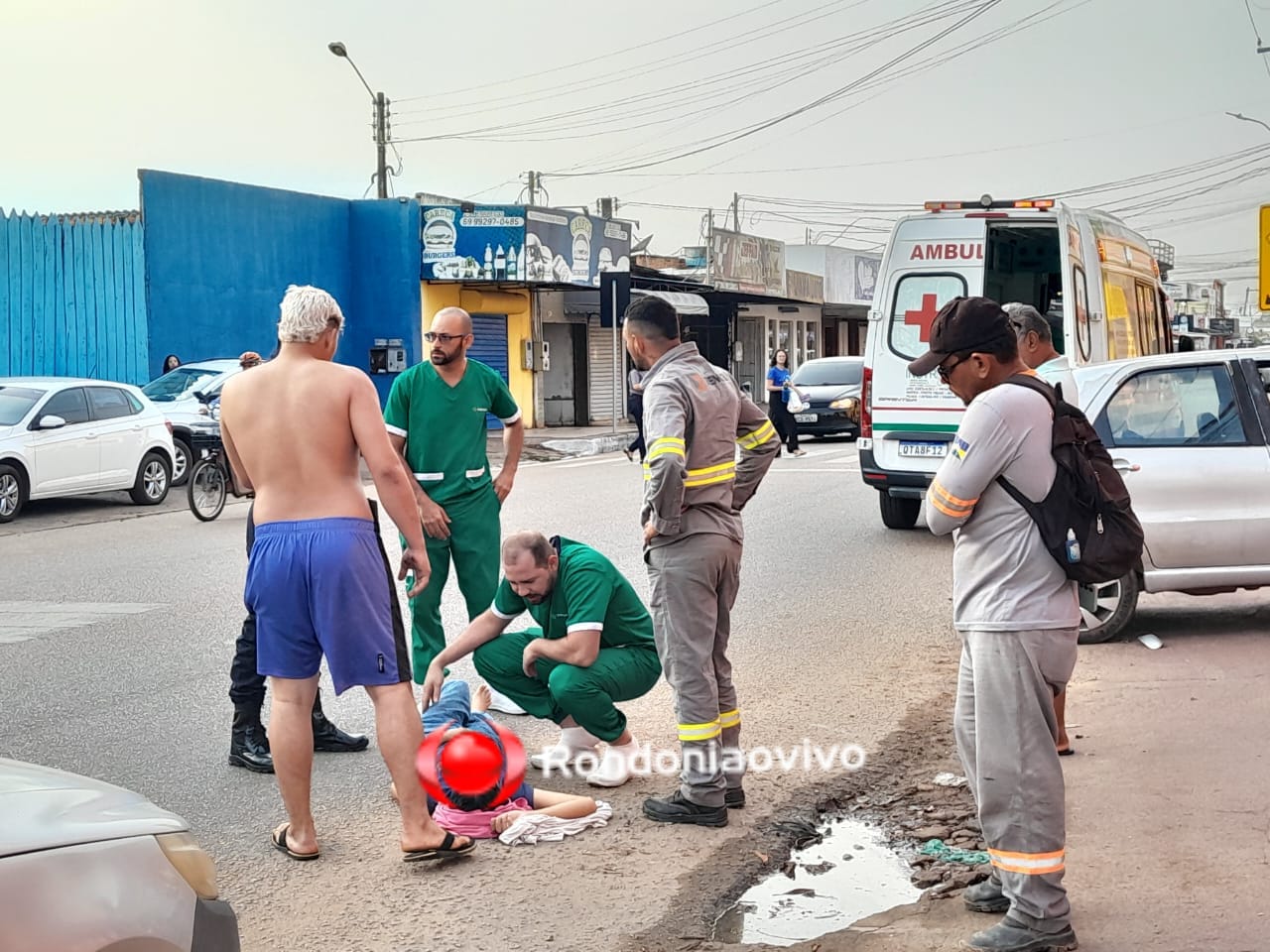 NA CAMPOS SALES: Casal de moto sofre acidente na frente de igreja em Porto Velho 