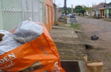 Moradores denunciam que lixo não é recolhido há dias; fedentina toma conta de rua no Aponiã – Confira vídeo