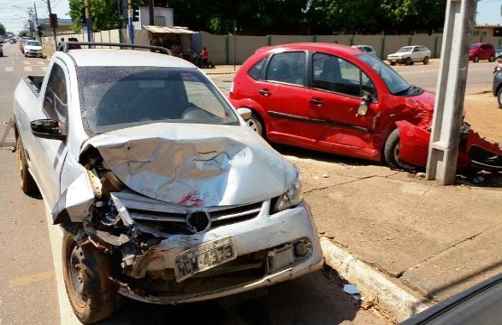 IMPRUDÊNCIA – Motorista avança cruzamento e provoca acidente